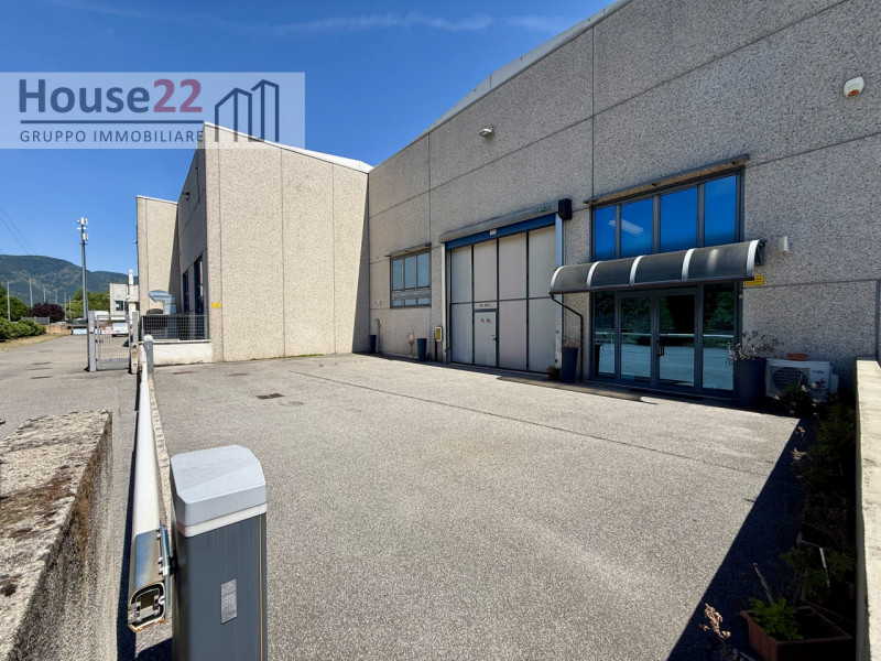 CONCESIO - BRESCIA. In zona industriale artigianale CAPANNONE di Mq 520 al piano terra con area e...