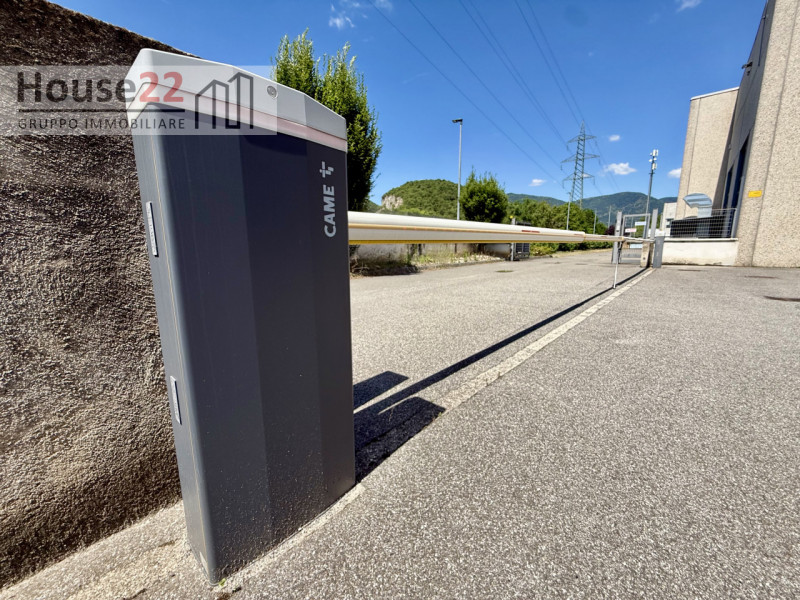 CONCESIO - BRESCIA. In zona industriale artigianale CAPANNONE di Mq 520 al piano terra con area e...