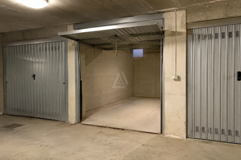 Proponiamo in vendita garage singolo situato al piano interrato, in una zona comoda e ben servita...