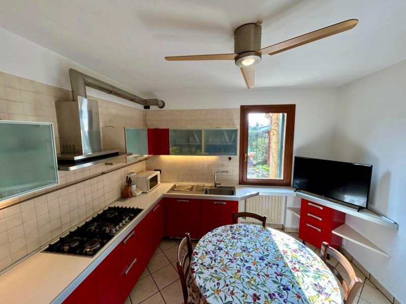 Questa splendida porzione di bifamiliare completamente indipendente rappresenta il perfetto equil...