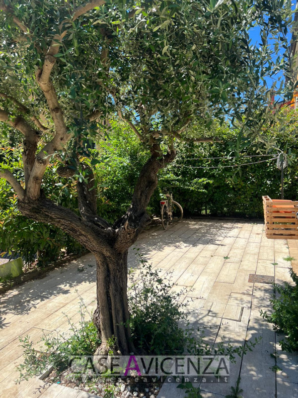 OPPORTUNITA' UNICA !!!! A Castegnero Nanto, in una zona residenziale tranquilla e immersa nel ver...