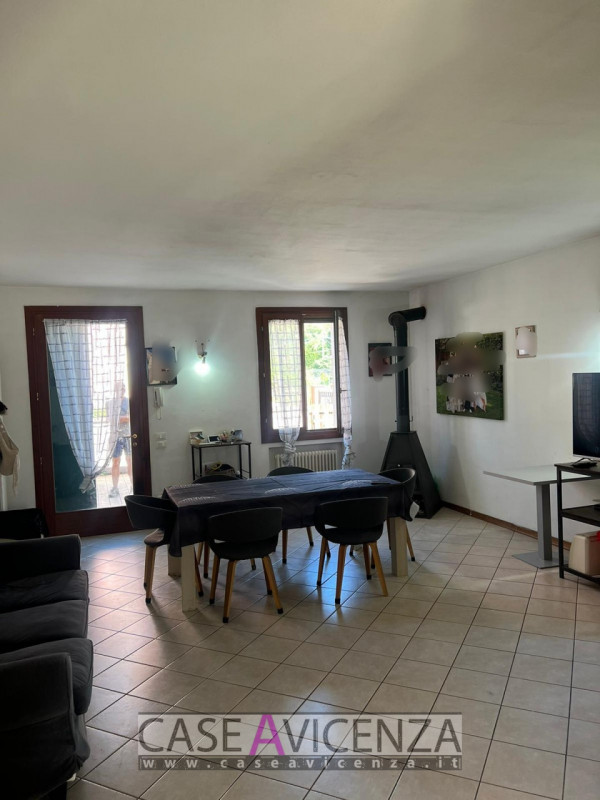 OPPORTUNITA' UNICA !!!! A Castegnero Nanto, in una zona residenziale tranquilla e immersa nel ver...