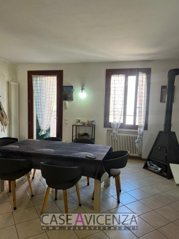 OPPORTUNITA' UNICA !!!! A Castegnero Nanto, in una zona residenziale tranquilla e immersa nel ver...