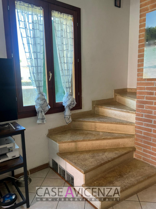 OPPORTUNITA' UNICA !!!! A Castegnero Nanto, in una zona residenziale tranquilla e immersa nel ver...