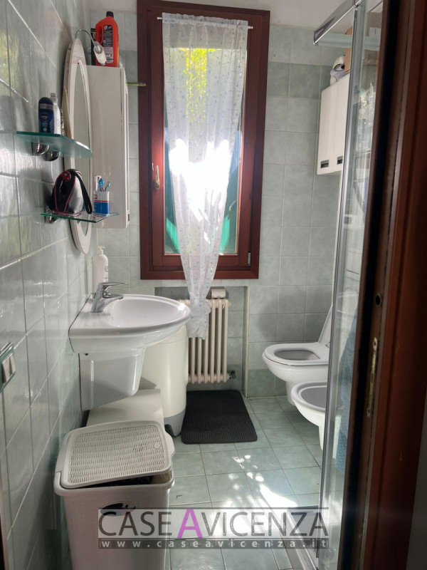 OPPORTUNITA' UNICA !!!! A Castegnero Nanto, in una zona residenziale tranquilla e immersa nel ver...