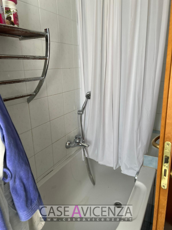 OPPORTUNITA' UNICA !!!! A Castegnero Nanto, in una zona residenziale tranquilla e immersa nel ver...