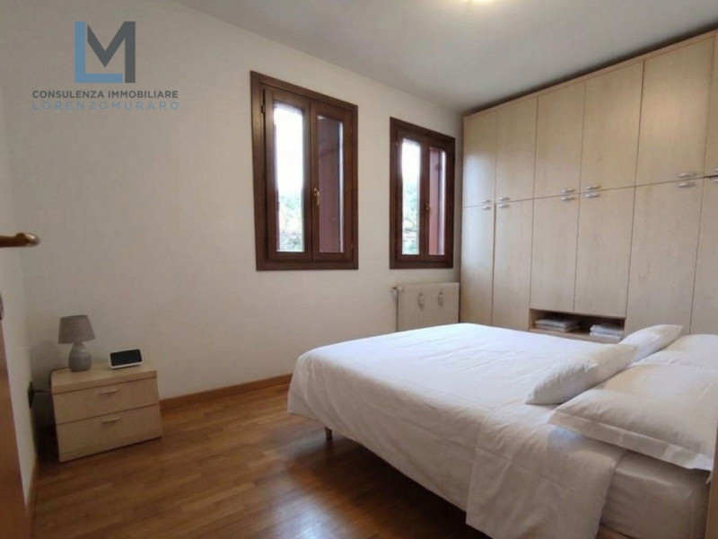 A Montebelluna, nella frazione di Caonada, in tranquillo contesto residenziale proponiamo in vend...