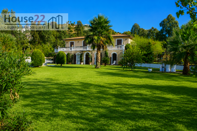 FUNARI (MESSINA - SICILIA). PRESTIGIOSA VILLA situata sulla dolce collina di Furnari, a pochi pas...