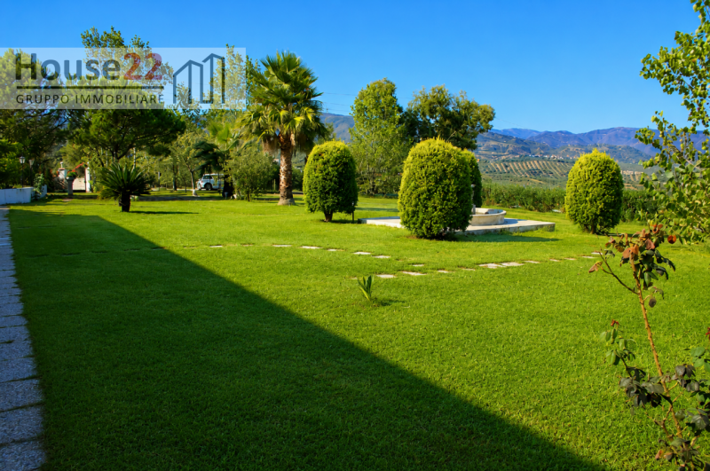 FUNARI (MESSINA - SICILIA). PRESTIGIOSA VILLA situata sulla dolce collina di Furnari, a pochi pas...