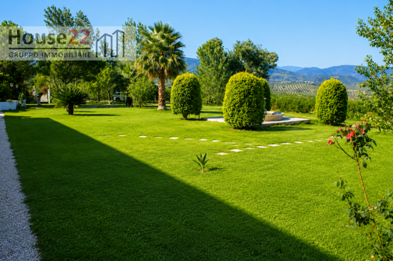 FUNARI (MESSINA - SICILIA). PRESTIGIOSA VILLA situata sulla dolce collina di Furnari, a pochi pas...