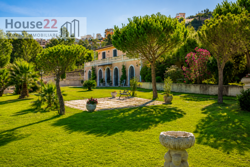 FUNARI (MESSINA - SICILIA). PRESTIGIOSA VILLA situata sulla dolce collina di Furnari, a pochi pas...