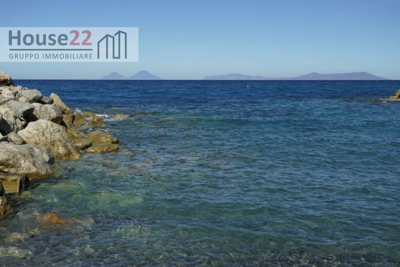 FUNARI (MESSINA - SICILIA). PRESTIGIOSA VILLA situata sulla dolce collina di Furnari, a pochi pas...