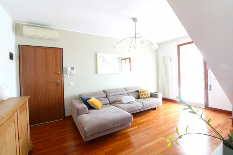 Situato in residence di recente costruzione, appartamento su due livelli dotato di garage e posto...