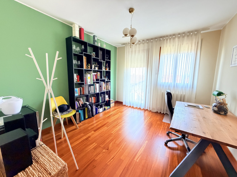 Situato in residence di recente costruzione, appartamento su due livelli dotato di garage e posto...