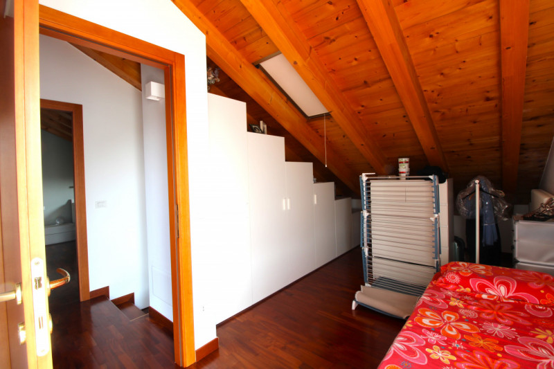 Situato in residence di recente costruzione, appartamento su due livelli dotato di garage e posto...