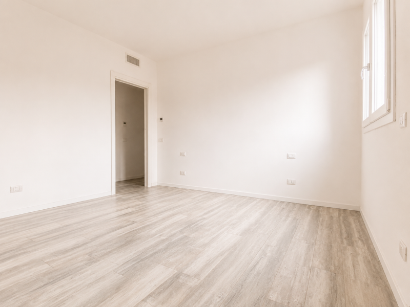In un edificio composto da sole 3 unità abitative, di cui una è un negozio, proponiamo in vendita...