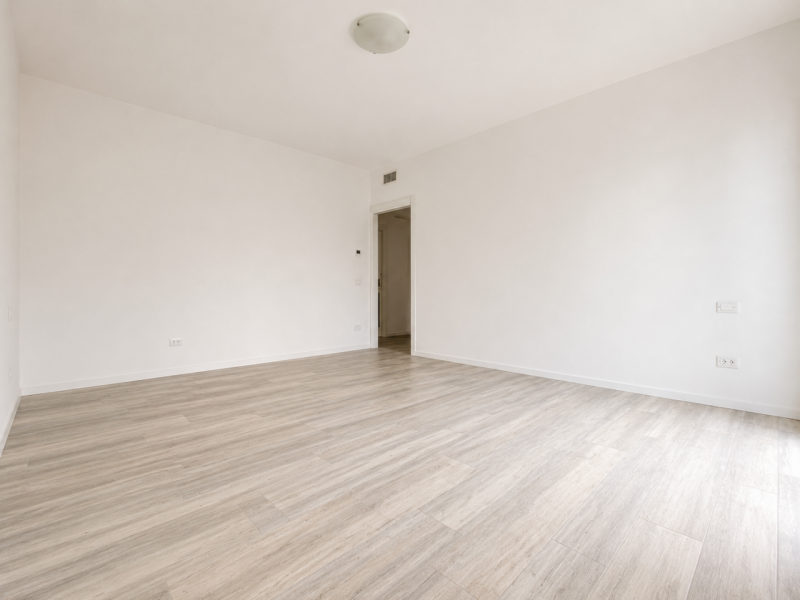 In un edificio composto da sole 3 unità abitative, di cui una è un negozio, proponiamo in vendita...