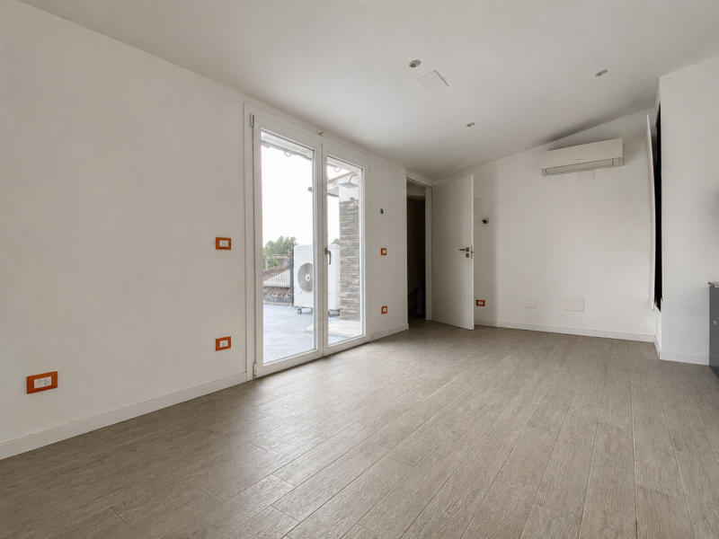 In un edificio composto da sole 3 unità abitative, di cui una è un negozio, proponiamo in vendita...