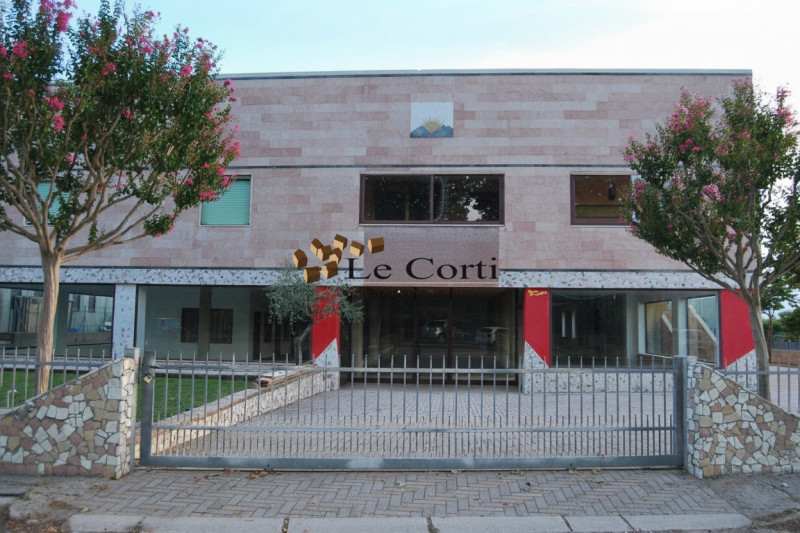 Situato ad Alonte, proponiamo in vendita un'interessante proprietà commerciale che si estende su ...