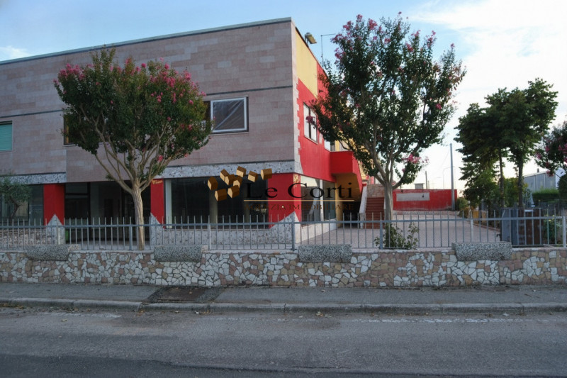 Situato ad Alonte, proponiamo in vendita un'interessante proprietà commerciale che si estende su ...