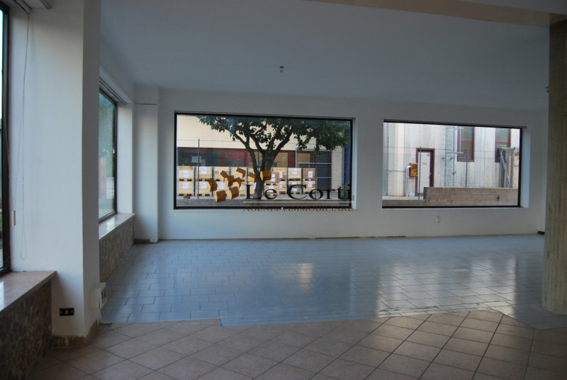 Situato ad Alonte, proponiamo in vendita un'interessante proprietà commerciale che si estende su ...
