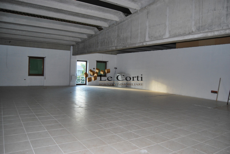 Situato ad Alonte, proponiamo in vendita un'interessante proprietà commerciale che si estende su ...