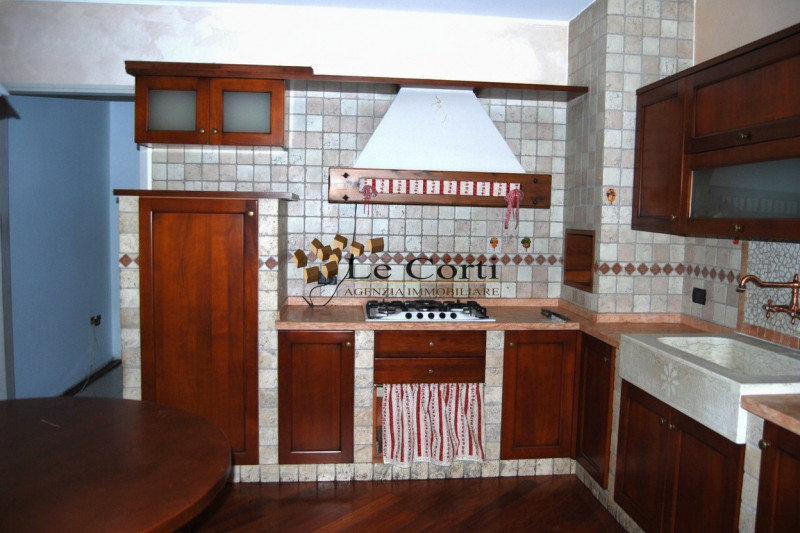 Situato ad Alonte, proponiamo in vendita un'interessante proprietà commerciale che si estende su ...