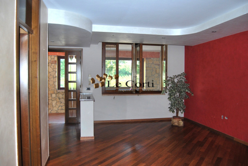 Situato ad Alonte, proponiamo in vendita un'interessante proprietà commerciale che si estende su ...