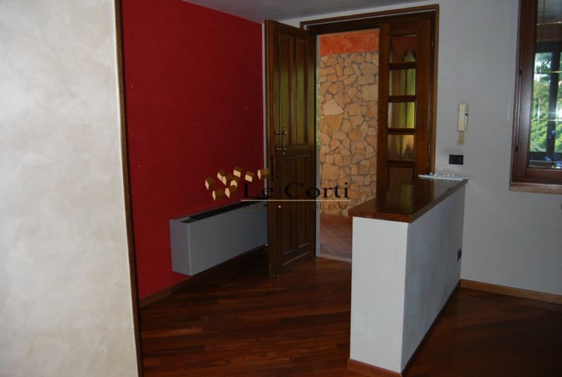 Situato ad Alonte, proponiamo in vendita un'interessante proprietà commerciale che si estende su ...