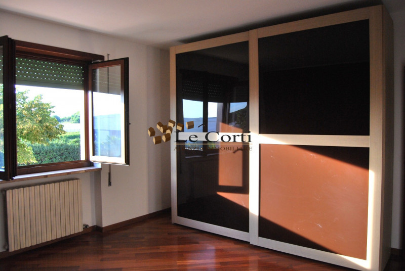 Situato ad Alonte, proponiamo in vendita un'interessante proprietà commerciale che si estende su ...