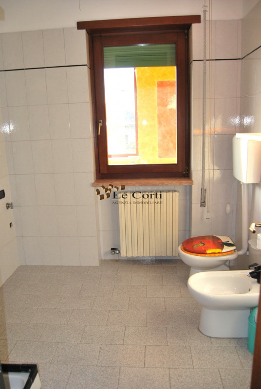 Situato ad Alonte, proponiamo in vendita un'interessante proprietà commerciale che si estende su ...