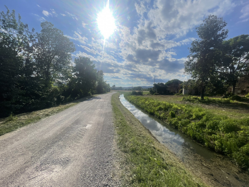 Nel cuore della tranquilla zona di Olmo, proponiamo in vendita un affascinante appartamento trilo...