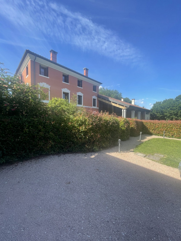 Nel cuore della tranquilla zona di Olmo, proponiamo in vendita un affascinante appartamento trilo...