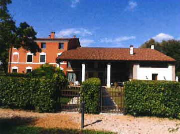 Nel cuore della tranquilla zona di Olmo, proponiamo in vendita un affascinante appartamento trilo...
