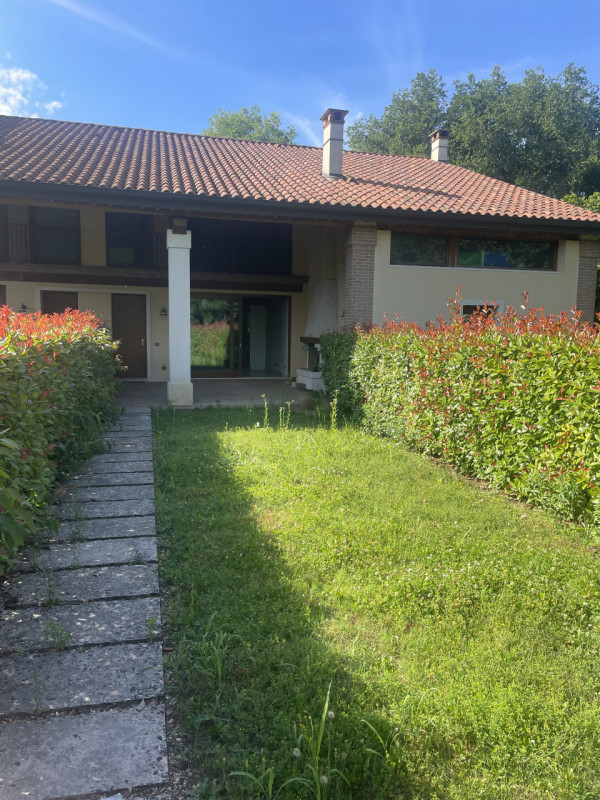 Nel cuore della tranquilla zona di Olmo, proponiamo in vendita un affascinante appartamento trilo...