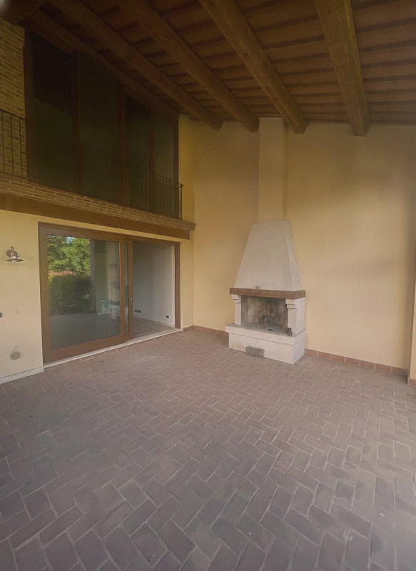 Nel cuore della tranquilla zona di Olmo, proponiamo in vendita un affascinante appartamento trilo...