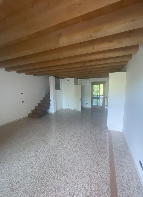 Nel cuore della tranquilla zona di Olmo, proponiamo in vendita un affascinante appartamento trilo...