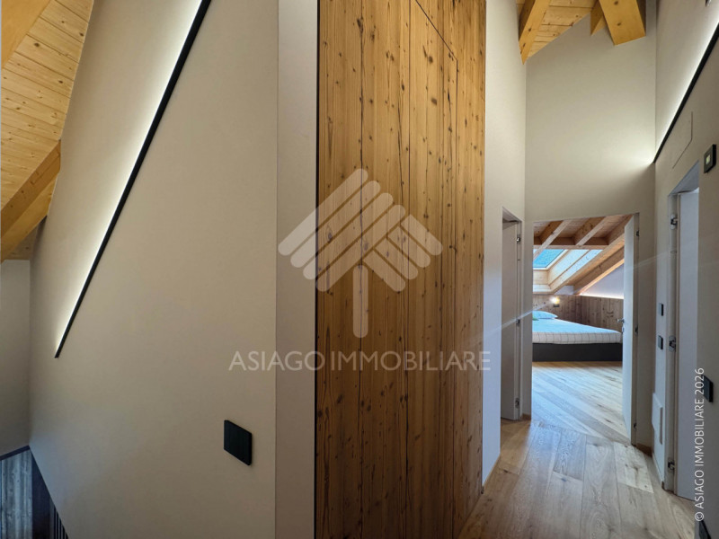 In centro ad Asiago, proponiamo appartamento esclusivo e moderno di nuova realizzazione situato a...
