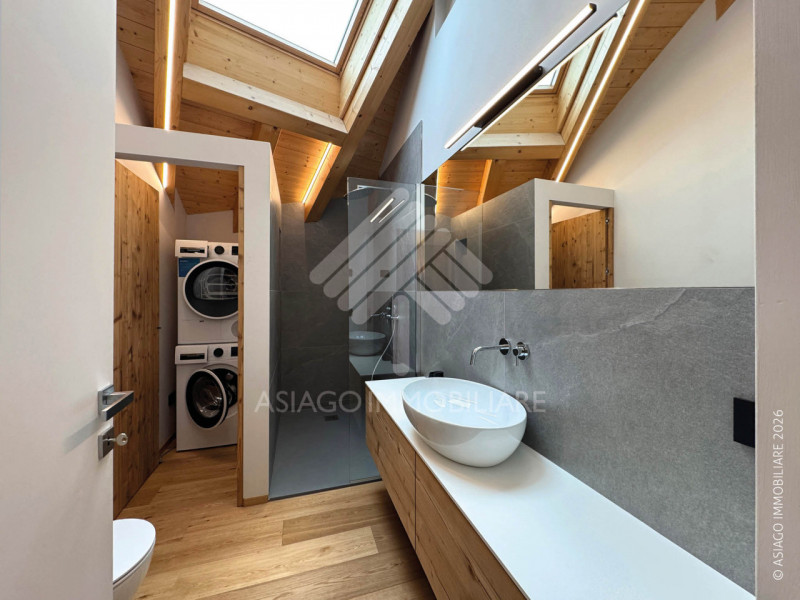 In centro ad Asiago, proponiamo appartamento esclusivo e moderno di nuova realizzazione situato a...