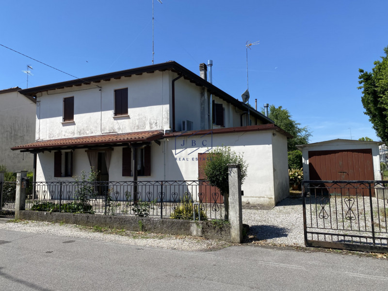 ODERZO - (Treviso)

Scopri questa spaziosa casa bifamiliare degli anni ’50, situata in una tranqu...