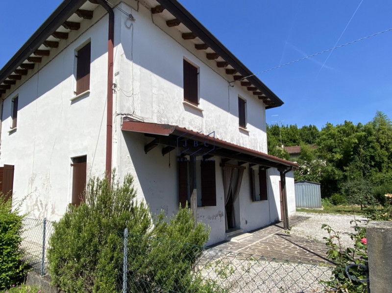 ODERZO - (Treviso)

Scopri questa spaziosa casa bifamiliare degli anni ’50, situata in una tranqu...