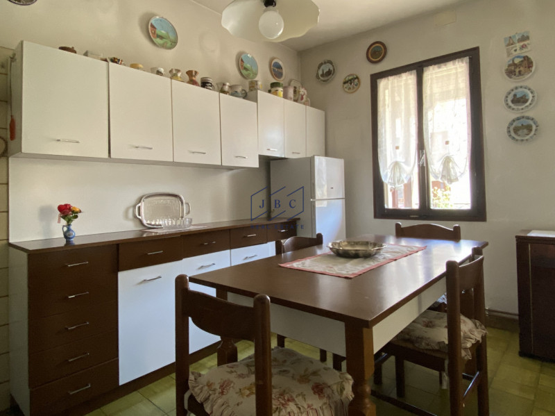 ODERZO - (Treviso)

Scopri questa spaziosa casa bifamiliare degli anni ’50, situata in una tranqu...