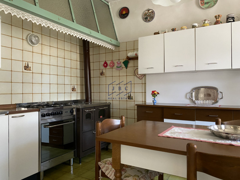 ODERZO - (Treviso)

Scopri questa spaziosa casa bifamiliare degli anni ’50, situata in una tranqu...