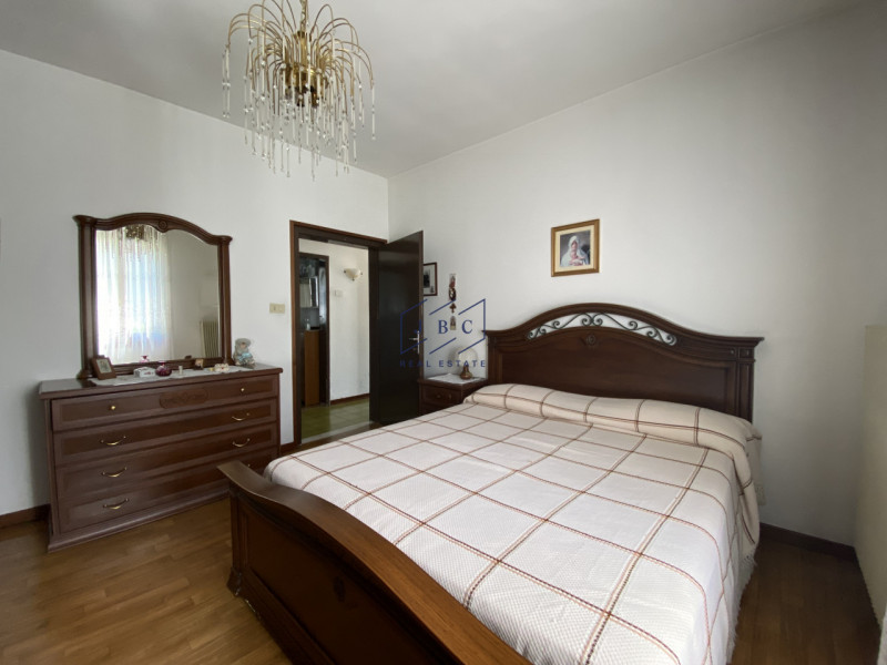 ODERZO - (Treviso)

Scopri questa spaziosa casa bifamiliare degli anni ’50, situata in una tranqu...