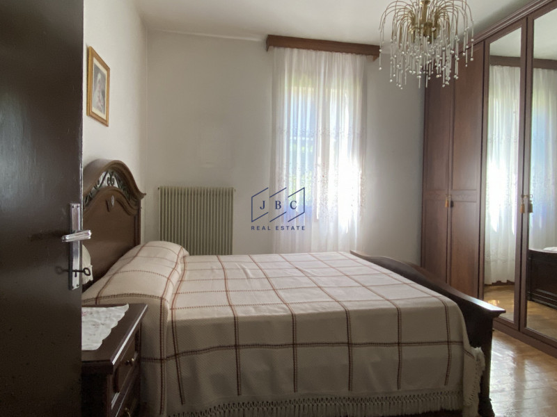 ODERZO - (Treviso)

Scopri questa spaziosa casa bifamiliare degli anni ’50, situata in una tranqu...