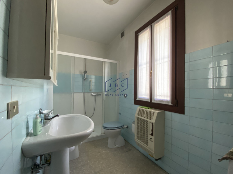 ODERZO - (Treviso)

Scopri questa spaziosa casa bifamiliare degli anni ’50, situata in una tranqu...