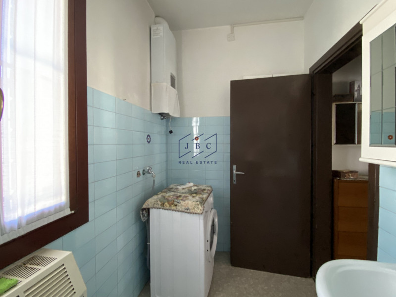 ODERZO - (Treviso)

Scopri questa spaziosa casa bifamiliare degli anni ’50, situata in una tranqu...
