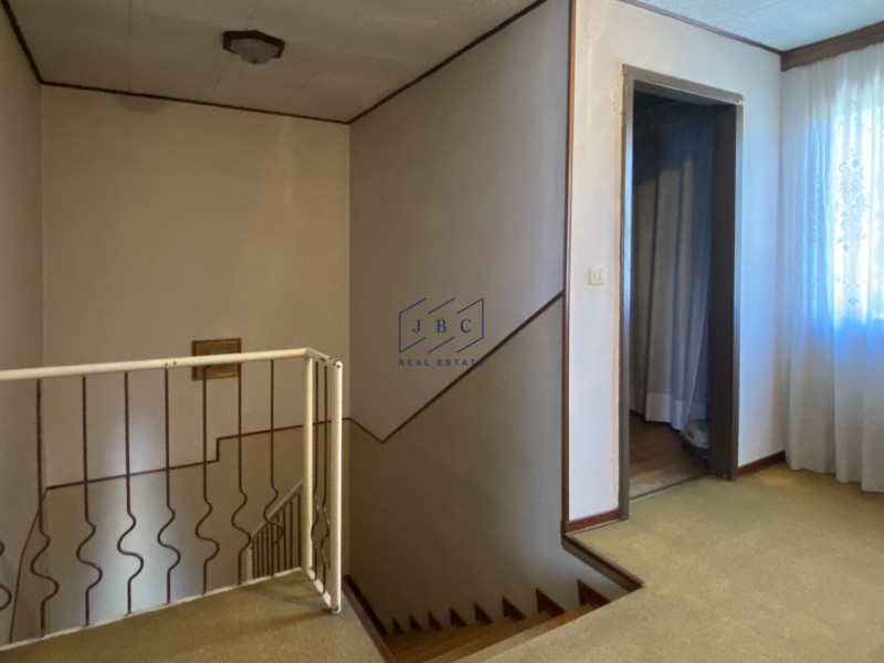 ODERZO - (Treviso)

Scopri questa spaziosa casa bifamiliare degli anni ’50, situata in una tranqu...