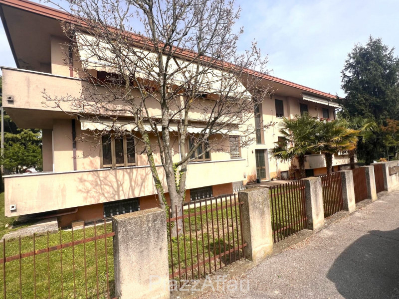 Proponiamo in vendita spazioso appartamento al piano rialzato composto di ingresso, cucina separa...