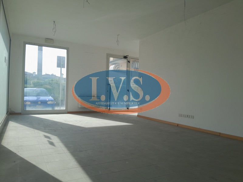 CERVARESE SANTA CROCE (PD) proponiamo  IN VENDITA NEGOZIO VETRINATO di circa 67 mq.
Il locale è d...